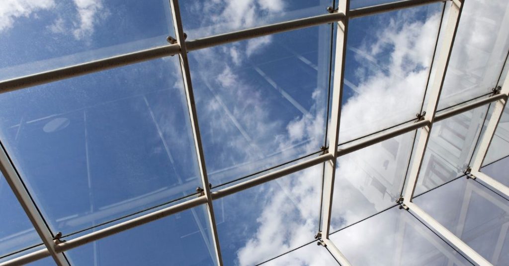 Quando Substituir Vidros Antigos em Fortaleza: Confira 4 Dicas cobertura de vidro em Fortaleza